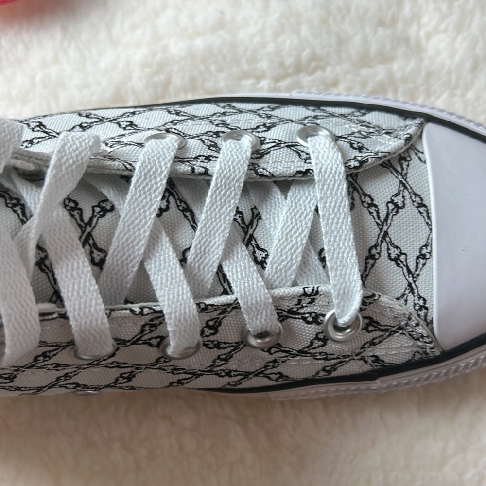 Converse brand new shoes in box. Women size 10.5 Men’s size 8.5 - Picture 5 of 7